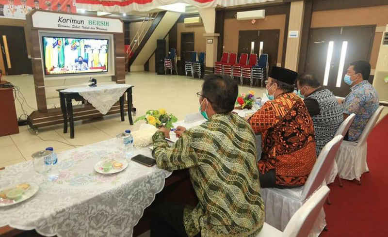 Wakil Bupati Karimun Anwar Hasyim mengikuti video conference dengan Kementerian Dalam Negeri. (Foto: yra)
