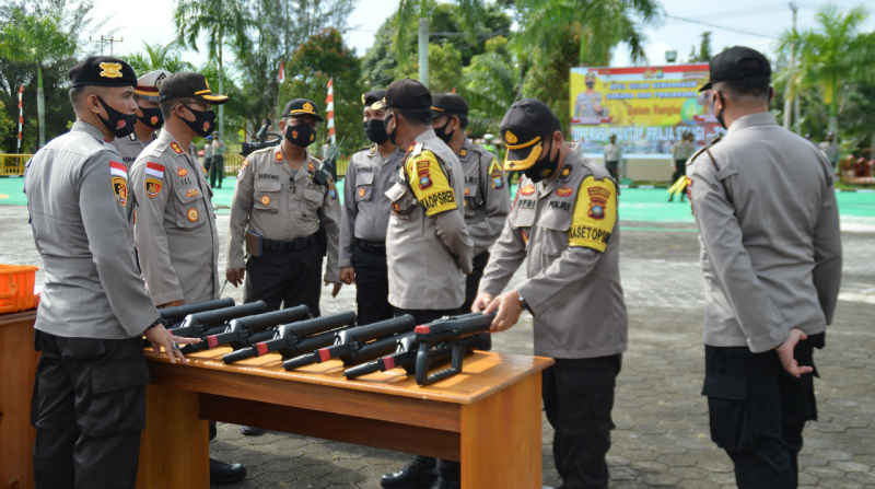 IMG-20200829-WA006420200829 Kapolres Natuna meninjau kesiapan pwrsonel dan perlengkapan dalam apel gelar pasukan Operasi Mantab Brata. Kapolres Natuna Menjamin Keamanan Pilkada 2020 Mendatang. (Foto: Dok. Polres Natuna)