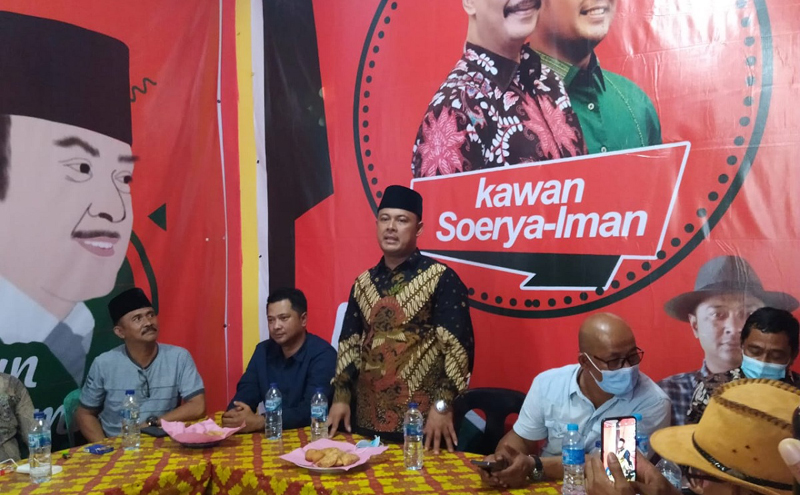 Iman Sutiawan didampingi Ketua DPC Partai Gerindra Karimun Zaizulfikar (kanan), politisi PDIP Eri Suandi (2 kanan) dan Relawan Sinergi, Ramlan dalam acara silaturahmi di poskos Kawan Soerya-Iman, Salasa (18/8/2020) sore. Iman Sutiawan siap rangkul kaum milenial Karimun. (foto: yra)