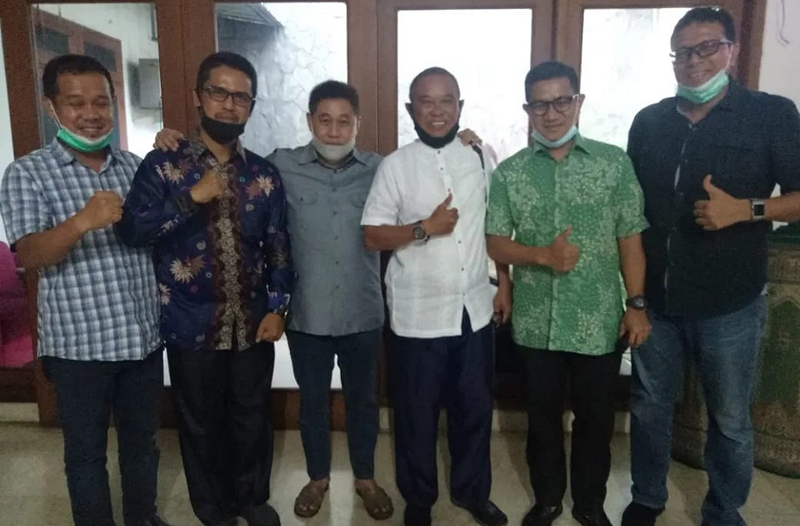 Iskandarsyah (2 kiri) dan Anwar Abubakar (3 kanan) berfoto bersama pengurus PAN di Jakarta. Kursi cukup, Iskandarsyah dan Anwar siap lawan petahana. (foto: istimewa)