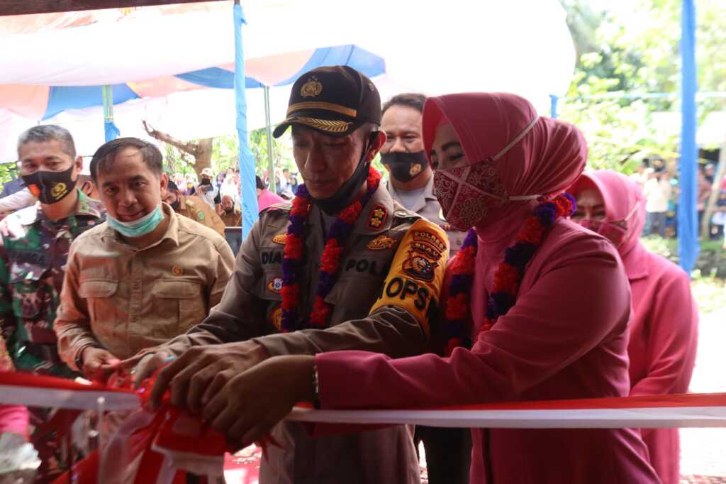 Kapolres Inhil AKBP Dian Setyawan didampingi Ketua Bhayangkari Cabang Inhil Ny. Arry Dian Setyawan meresmikan rumah layak huni milik Ibu Mastura. (foto: abdullah)