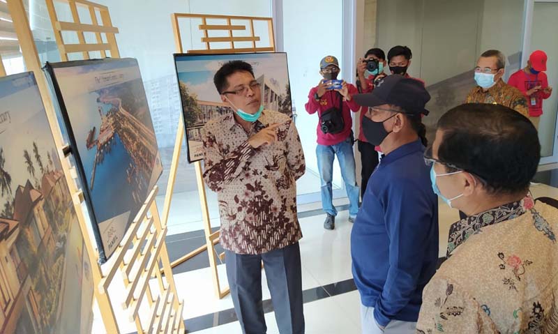 Bos Panbil Group Johanes Kennedy menjelaskan program Karimun Gold Coast kepada Kepala Staf Presiden Moeldoko ketika berkunjung ke Karimun beberapa hari lalu. (foto: istimewa)