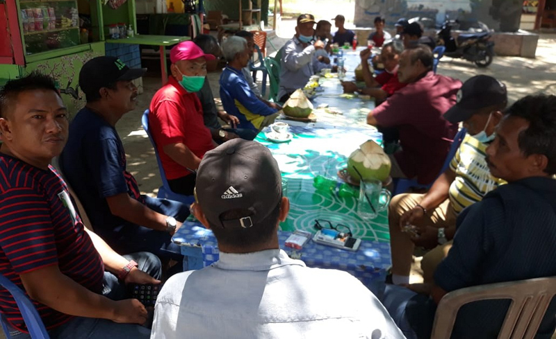 Amir Tamil alias Long Aca menggelar silaturahmi dengan sejumlah tokoh masyarakat dan pemuda Desa Pongkar, Kecamatan Tebing. (foto: rdi)