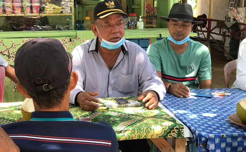 Long Aca didampingi Ramlan saat menggelar silaturahmi dan diskusi dengan beberapa tokoh masyarakat dan pemuda Desa Pongkar, Kecamatan Tebing, Sabtu (15/8/2020). (foto: istimewa)