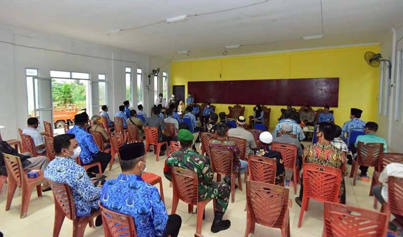 Pertemuan antara Bupati Karimun Aunur Rafiq dengan Muspika Meral dan RT/RW di Sungai Raya. (foto: Dok. Humas Pemkab Karimun)