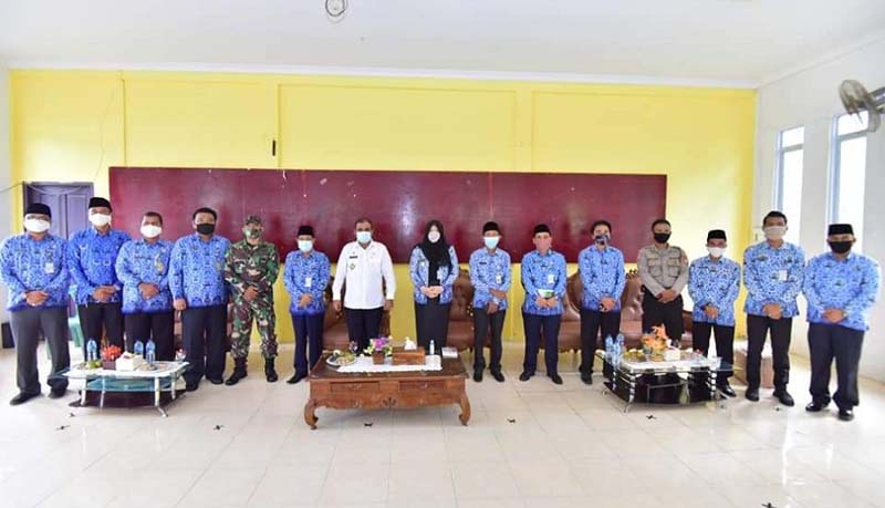 Bupati Karimun Aunur Rafiq bersama camat, kepala dinas dan Muspika Meral berfoto bersama. (foto: Dok. Humas Pemkab Karimun)