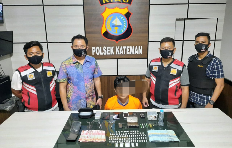 Pengedar shabu d Inhil diringkus polisi. Polsek Kateman memberikan keterangan terkait penangkapan tersangka. (foto: abdullah)