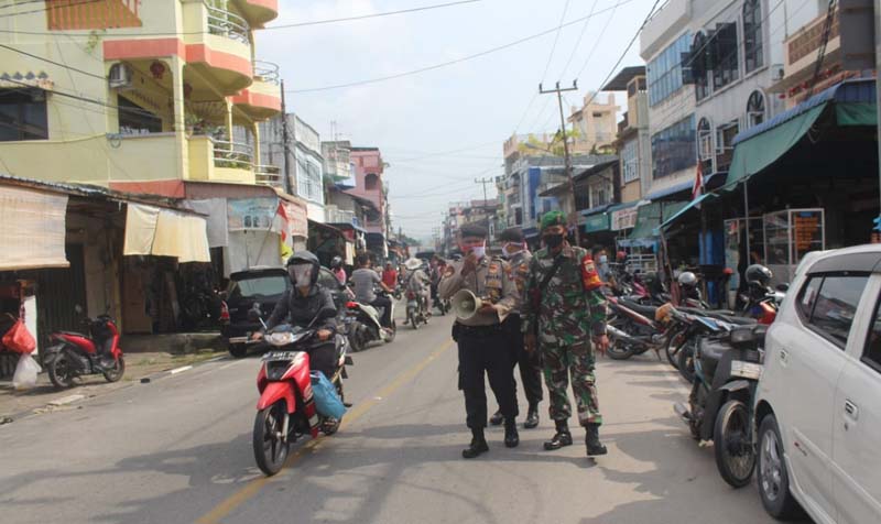Polres Karimun bagi-bagi bendera di Meral dalam rangka menyambut HUT Kemerdekaan Republik Indonesia ke-75. (foto: yra)