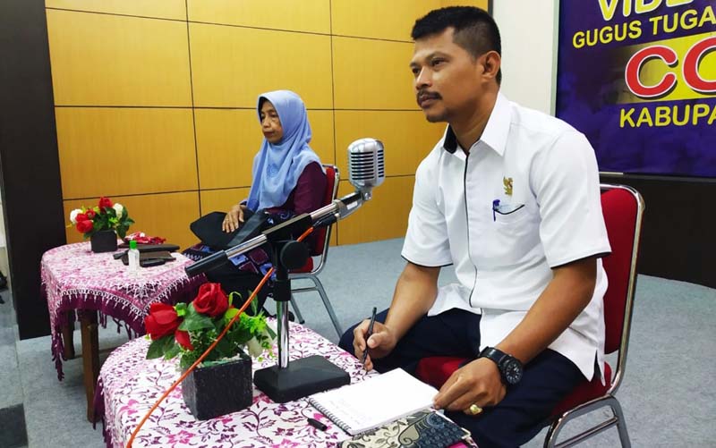 Ketua KPAD Inhil Adam mengikuti rakornas virtual KPAI, Kamis (27/8/2020). Rakornas KPAI: KPAD Inhil ingatkan penyebaran COVID-19 di sekolah.