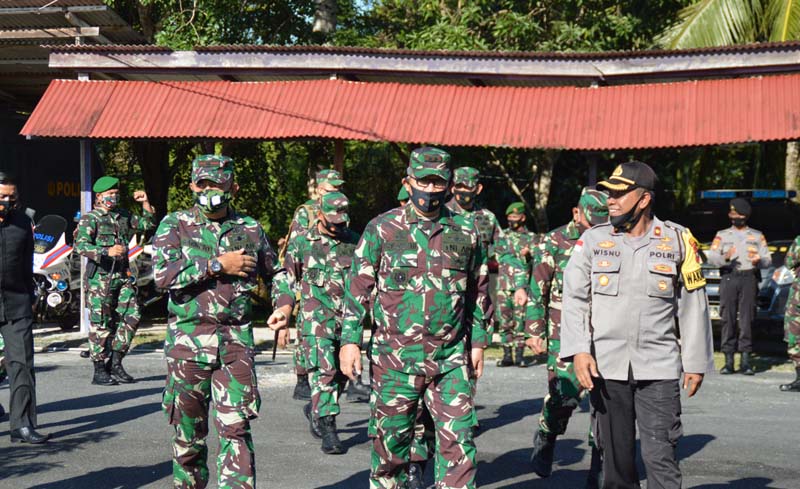 Pangdam I Bukit Barisan Mayen TNI Irwansyah didampingi Wakapolres Natuna Kompol Wisnu Edhi Sadono. Bangun sinergitas TNI-Polri, Pangdam kunjungi Polres Natuna. (foto: istimewa)