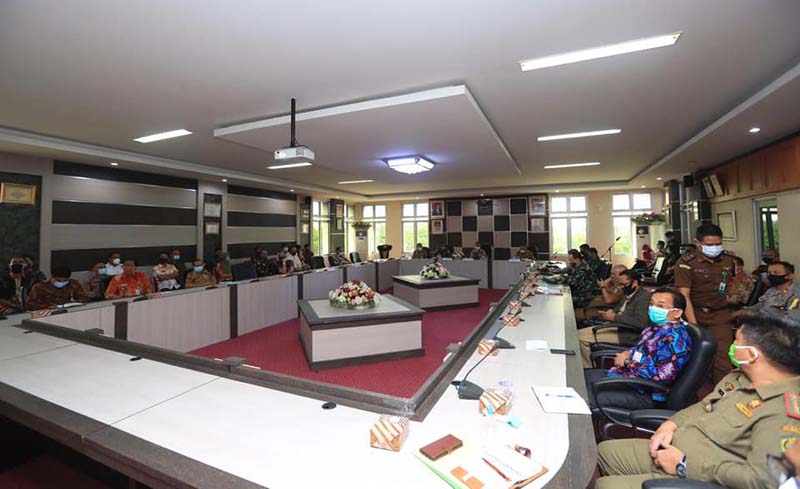 Sejumlah pimpinan OPD dan pejabat mengikuti pertemuan dengan tim Kejati Kepri. (foto: Dok. Humas Pemkab Karimun)