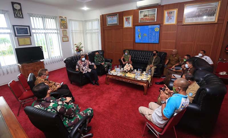 Berdiskusi di ruang kerja bupati. (foto: Dok. Humas Pemkab Karimun)