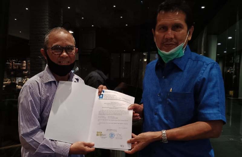 Anwar Abubakar menerima SK pencalongan dari Ketua Tim Pilkada Nasional DPP PAN Asman Abnur di Jakarta, 23 Agustus 2020. (foto: istimewa)