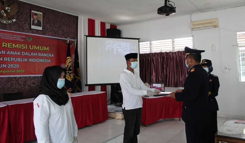 Kepala Rutan Kelas II B Tanjung Balai Karimun Dody Naksabani secara simbolis menyerahkan remisi kepada warga binaan. 179 warga binaan Rutan Karimun terima remisi Hari Kemerdekaan. (foto: yra)