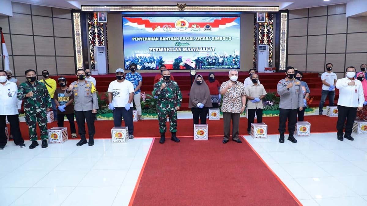 Alumni Akabri 1989 bantu sembako dan masker di Kaltim Altar 89 erfoto bersama di sela penyerahan bantuan masker dan sembako. Peduli Sesama, Altar 89 Serahkan 2.500 Paket Sembako dan 35.000 Masker di Kaltim. (foto: istimewa)