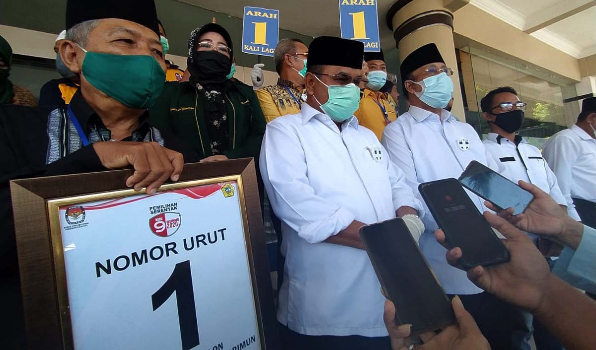 Arah nomor urut satu Ilustrasi: Pasangan ARAH, Aunur Rafiq-Anwar Hasyim bersama pendukung dan tim pemenangannya usai penetapan dan pengumuman nomor urut paslon Pilkada Karimun melalui rapat pleno terbuka KPU Karimun, Kamis (24/9/2020. (foto: yra)