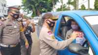 Harlantas ke-65, Polres Karimun Bakti Sosial kepada Pengendara. Kapolres Karimun AKBP Muhammad Adenan memberikan bingkisan kepada pengendara. (foto: yra)