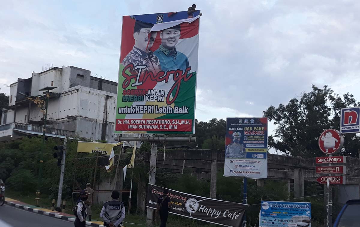 Bawaslu turunkan peraga kampanye Bawaslu Karimun turunkan paksa baliho paslon Pilkada. (foto: rdi)