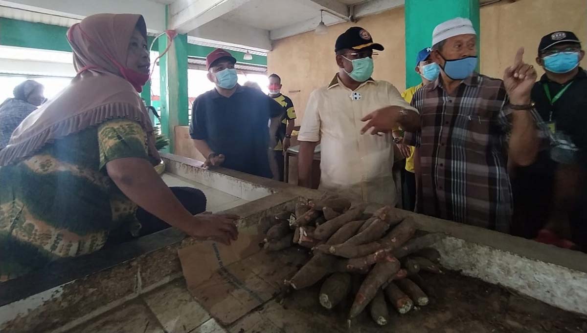 Bupati Karimun Aunur Rafiq ketika meninjau Pasar Puan Maimun pada Minggu (20/9/2020). (foto: yra)