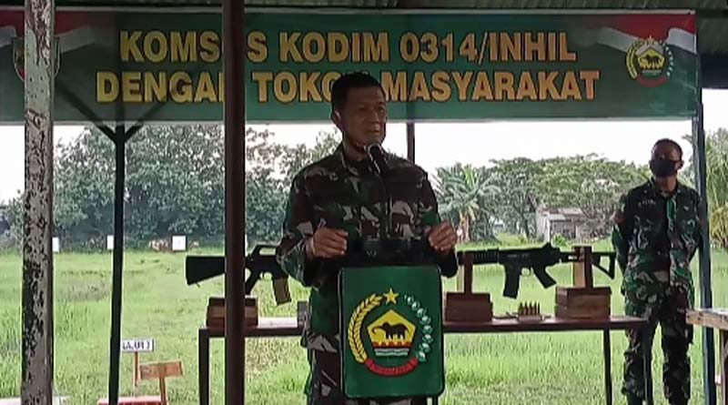 Dandim 0314/Inhil Letkol Inf Imir Faishal menggelar komunikasi sosial dengan insan pers. Dandim Inhil: Wartawan harus berbangga berpartisipasi mencapai tujuan nasional. (foto: abdullah)