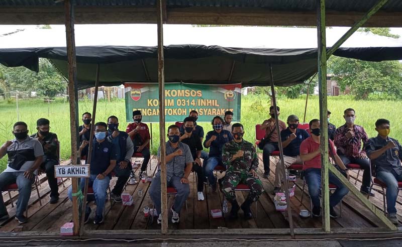 Sejumlah wartawan menggelar pertemuan dengan Dandim 0314/Inhil. (foto:abdullah)