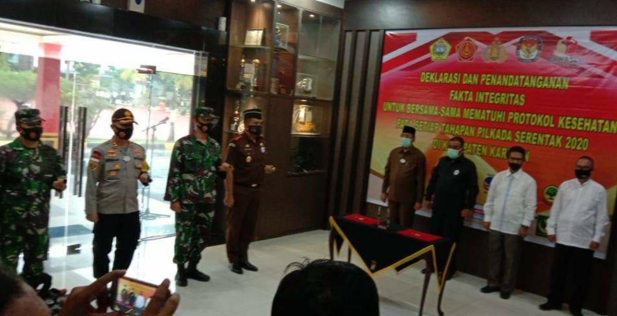 Penandatanganan pakta integritas kepatuhan terhadap protokol kesehatan bagi pasangan bakal calon Bupati dan Wakil Bupati Karimun. (Foto: fb KPU Karimun)