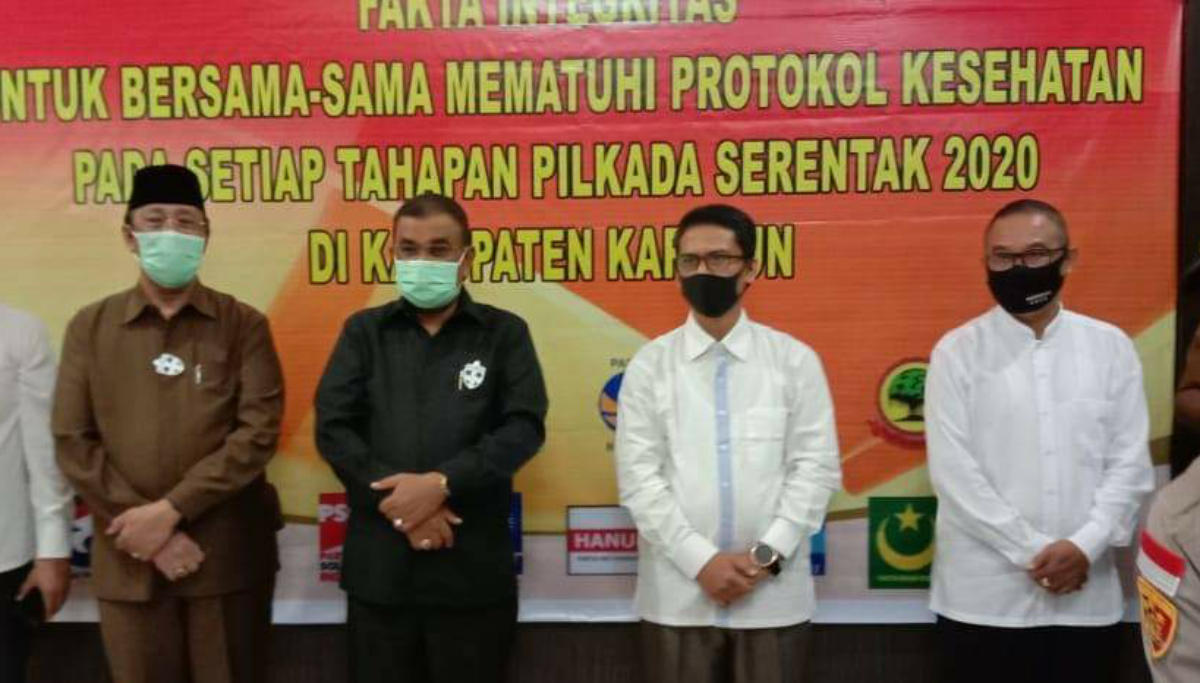 FB_IMG_160070138791320200921 Dua bakal peserta Pilkada Karimun teken pakta integritas protokol kesehatan COVID-19 di Mapolres Karimun, Senin (21/92020). (Foto: fb KPU Karimun)