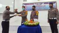HUT Lalu lintas polres inhil Kapolres Inhil menyerahkan nasi tumpeng kepada Kasat Lantas. HUT Lalu Lintas ke-65, ini harapan Kapolres Inhil. (foto: abd)