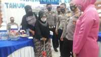 Harlantas ke-65, Satlantas Polres Karimun beri bantuan korban kecelakaan. Kapolres Karimun AKBP Muhammad Adenan berbincang dengan penerima bantuan. (foto: yra)