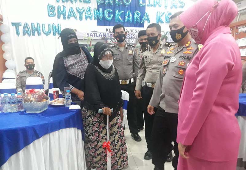 Harlantas ke-65 Polres Karimun-1 Harlantas ke-65, Satlantas Polres Karimun beri bantuan korban kecelakaan. Kapolres Karimun AKBP Muhammad Adenan berbincang dengan penerima bantuan. (foto: yra)
