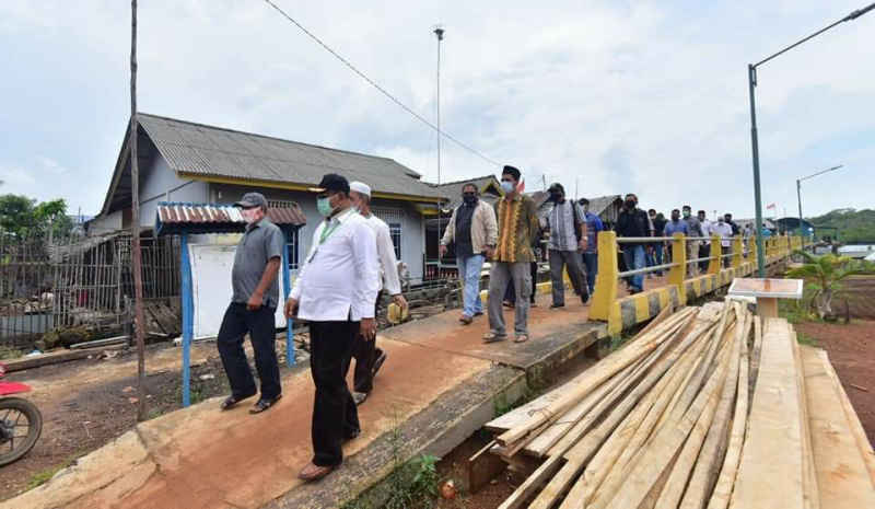Buka isolasi Desa Lebuh, ini upaya Bupati Karimun. Bupati Karimun Aunur Rafiq ketika berkunjung ke Desa Lebuh, Kecamatan Belat. (Foto: PS)