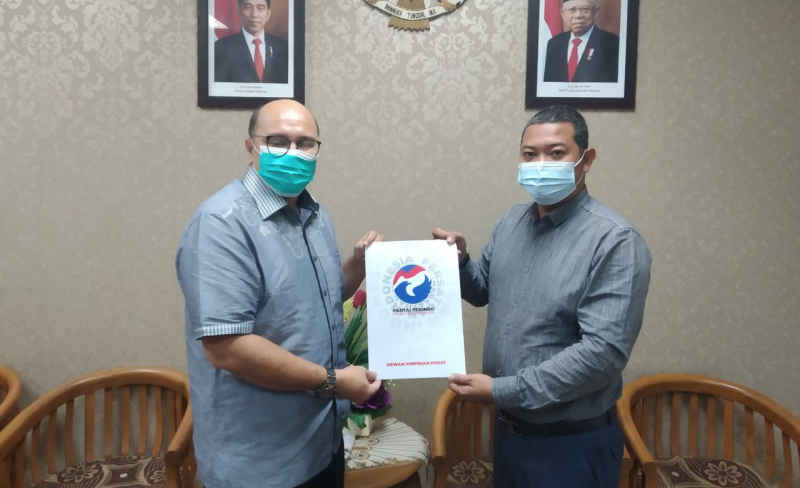 Ketua DPW Perindo Kepri Jadi Rajagukguk menyerahkan dukungan untuk Aunur Rafiq-Anwar Hasyim kepada Sekretaris DPD Partai Golkar Karimun Raja Rafiza. Ini alasan Perindo dukung Aunur Rafiq-Anwar Hasyim.