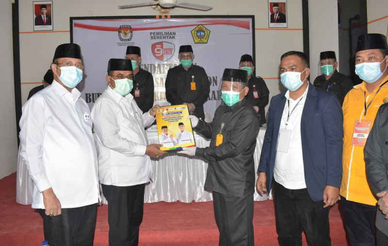 Pasangan petahana Aunur Rafiq dan Anwar Hasyim saat mendaftar ke KPU Karimun, Jumat (4/9/2020). Resmi daftar ke KPU Karimun, Petahana: Kita sudah ajukan cuti. (Foto: yra)