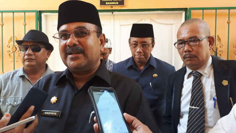 Calon Bupati dan Wakil Bupati Karimun petahana Aunur Rafiq dan Anwar Hasyim (belakang). Cuti 71 hari, Rafiq serahkan penunjukan Plt Bupati ke provinsi. (Foto: ps)