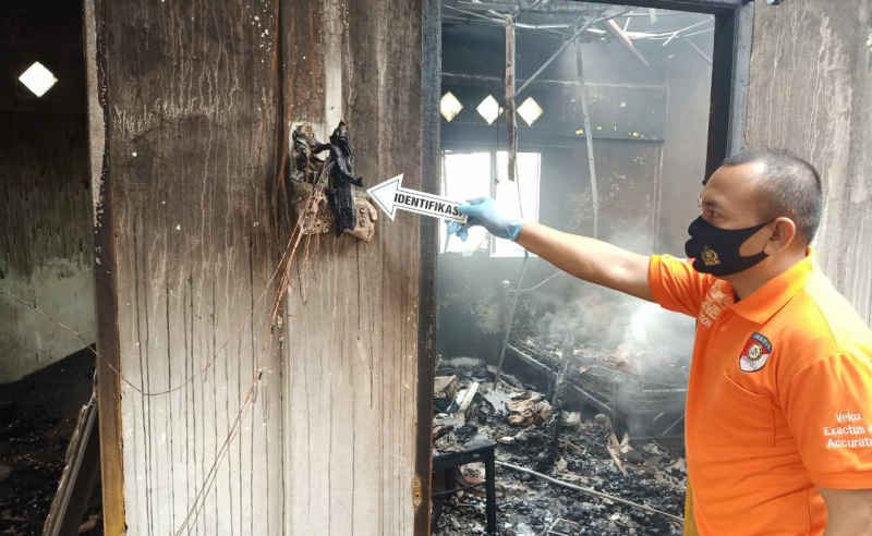 Rim Inafis Polres Karimun olah TKP di ruko yang terbakar. 