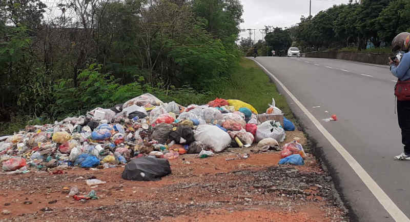 Sampah menumpuk di Bukit Carok, tebar aroma tidak sedap.