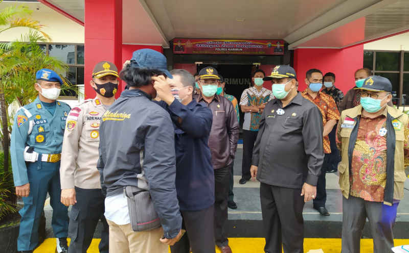Pelepasan personel gabungan untuk pembagian masker mencegah penyebaran COVID-19. Puluhan Ribu Masker Kembali Dibagikan ke Masyarakat Karimun. (Foto: yra)