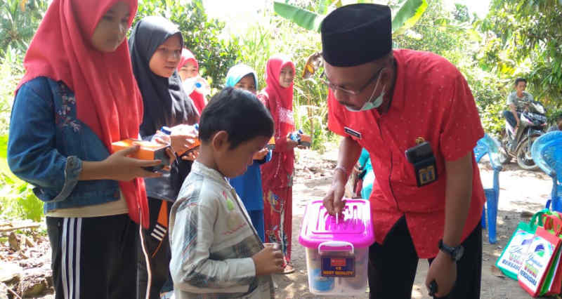 Pembina Yayasan Vioni Bersaudara Marlis Syarif kunjungi anak yatim-piatu di Desa Sialang Panjang. Vioni Bersaudara berbagi dengan anak yatim Sialang Panjang. (foto: abdullah)