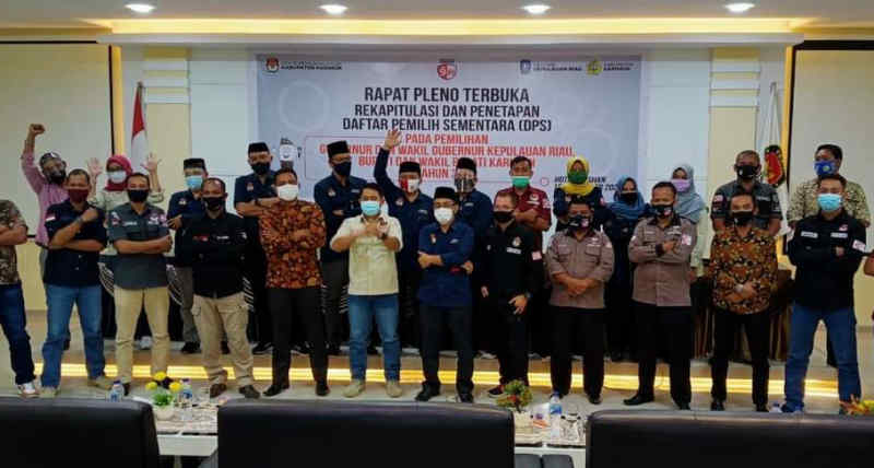 IMG-20200912-WA009320200912 Rapat pleno terbuka penetapan DPS Pilkada yang digelar KPU Karimun, Sabtu (12/9/2020). Resmi Tetapkan DPS, Ketua KPU Karimun: Jangan Khawatir Jika Belum Terdaftar. (Foto: yra)