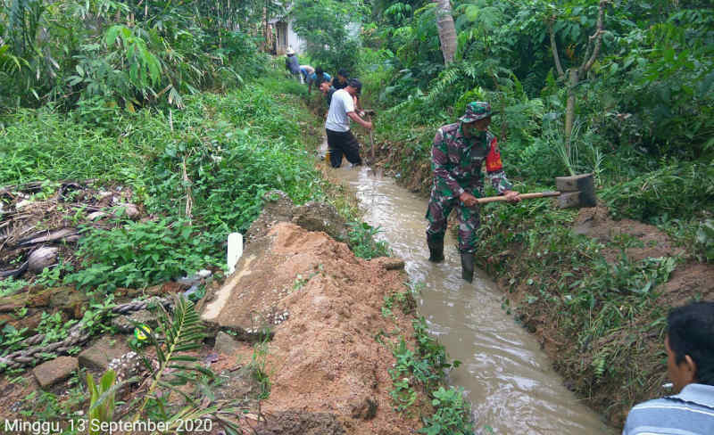 IMG-20200913-WA009720200913 Banjir Mengancam, Warga Tebing Goro Bersihkan Saluran Air. (foto: yra)