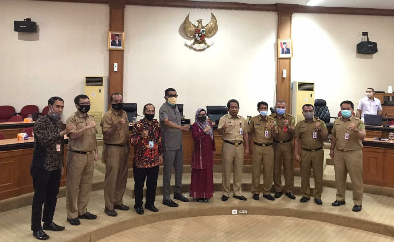 IMG-20200914-WA005720200914 Kunker senator Misharti, Sekdaprov curhat soal keterbatasan ruang pasien COVID-19