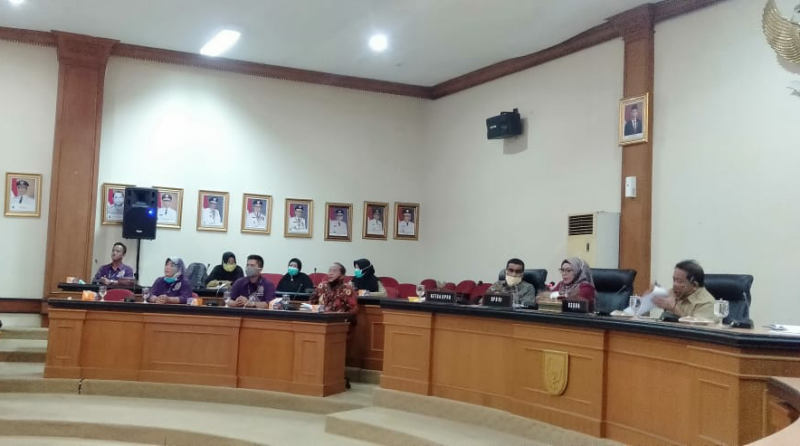 Pertemuan antara anggota DPD RI Misharti dengan Sekdaprov Riau.