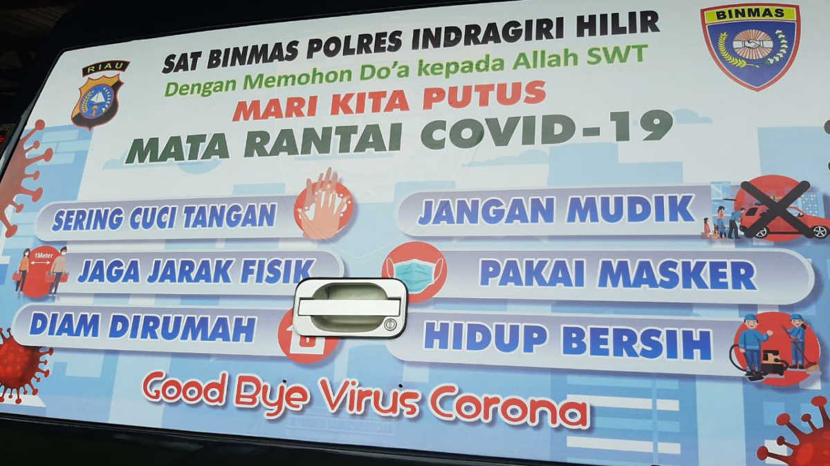 Baliho sosialisasi protokol kesehatan COVID-19 yang dipasang Polres Inhil.