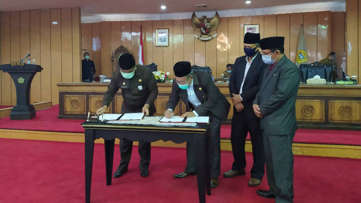 IMG-20200915-WA008520200915 Bupati Karimun Aunur Rafiq dan Ketua DPRD Karimun M Yusuf Sirat M Yusuf Sirat menandatangani pengesahan Ranperda pembentukan Kecamatan Selat Gelam dan Sugie Besar dalam rapat paripurna, Selasa (15/9/2020). Wujudkan pemerataan pembangunan, Karimun bentuk dua kecamatan baru. (Foto: yra)