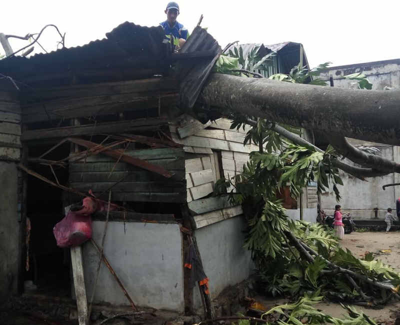 Dapur rumah warga rubuh diterjang angin kencang Rabu dinihari. (Foto: Istimewa)