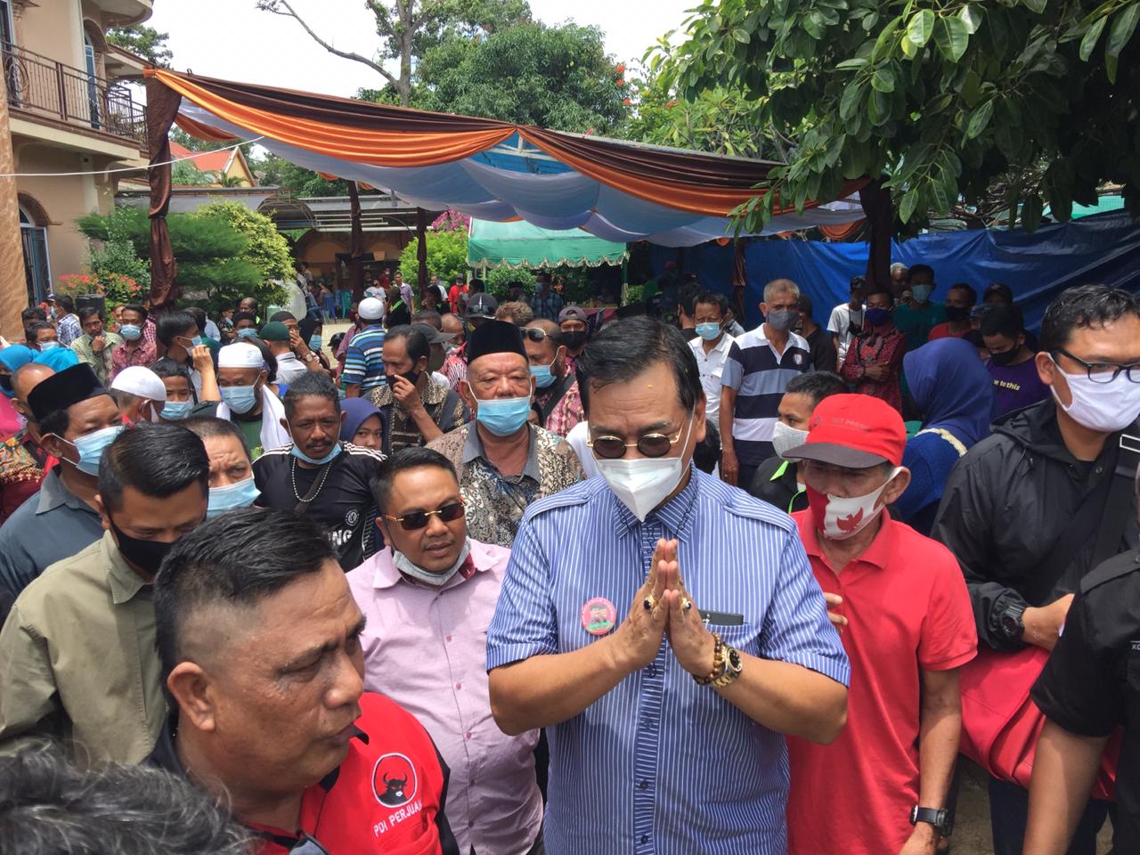 IMG-20200916-WA0025 Bakal Calon Gubernur Kepri Soerya Respationo ketika bersilaturahmi di kediaman Amir Tamil alias Long Aca, tokoh masyarakat Ranggam, Kecamatan Tebing, Kabupaten Karimun. Soerya komitmen pulihkan perekonomian masyarakat, jika terpilih nanti. (foto: sr)