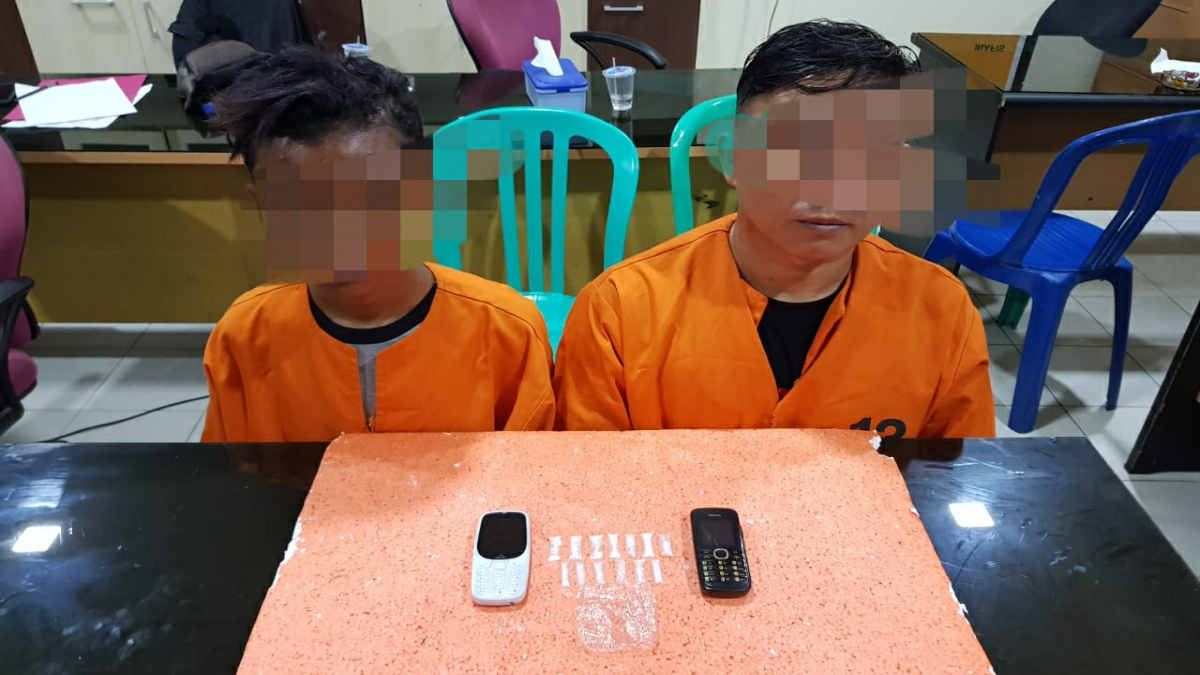 IMG-20200919-WA004620200919 Miris! Remaja 19 tahun diamankan diduga terlibat transaksi sabu. Kedua tersangka setelah diamankan polisi. (Foto: Dok Humas Polres Inhil)