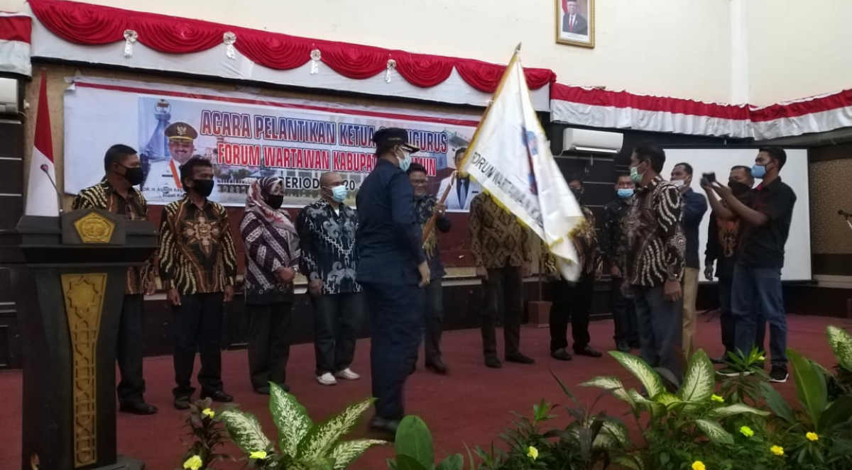 IMG-20200923-WA006020200923 Wakil Bupati Karimun Anwar Hasyim mengukuhkan kepengurusan Forum Wartawan Kabupaten Karimun periode 2020-2023. (Foto: Istimewa)