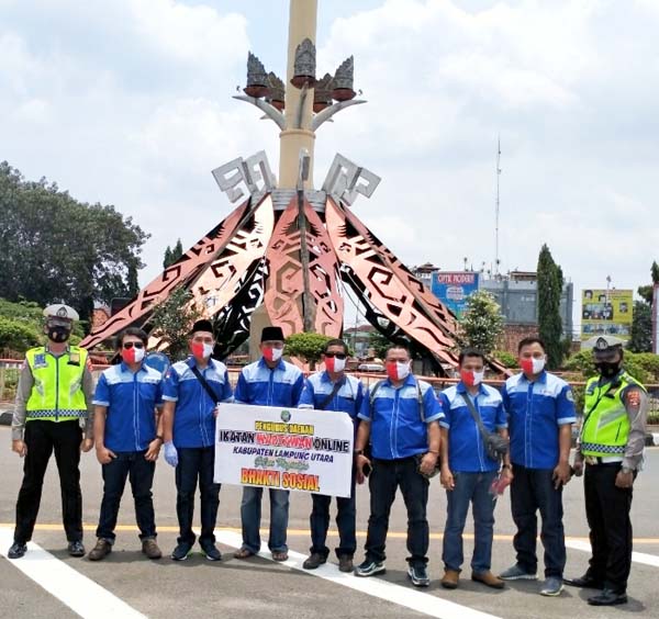 Berfoto bersama usai bagi-bagi masker di Bundaran Tugu Payan Mas Kotabumi. (foto: Dok. IWO Lampura)