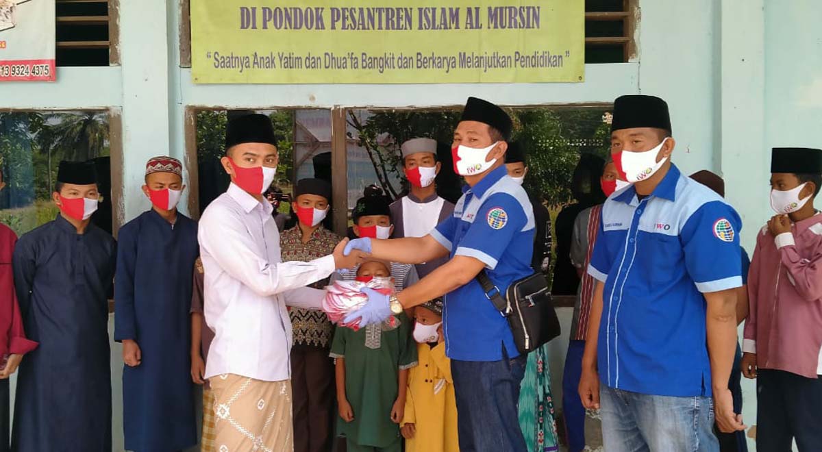 IWO Lampung Utara bagi-bagi masker-2 IWO Lampura bagi masker ke Pondok Pesantren Islam Al Mursin. IWO Lampura kampanye pencegahan COVID-19 sambil bagi-bagi masker. (foto: Dok. IWO Lampura)